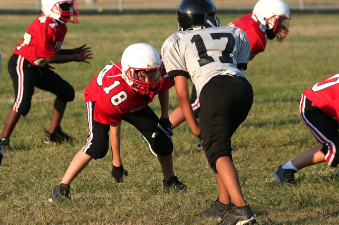 एक युवा युग में फुटबॉल खेलने के फायदे और नुकसान