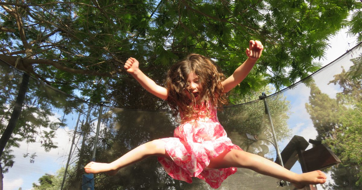 Czy dorosłe mini-trampoliny są bezpieczne dla małych dzieci?
