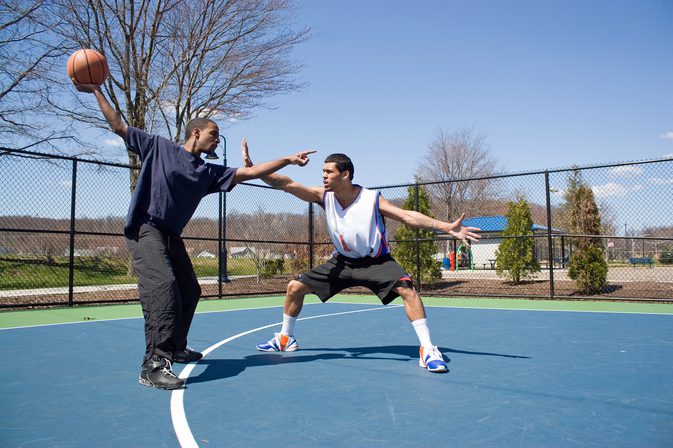 Правила баскетбола для защиты лица противником