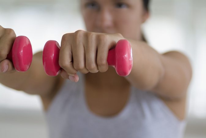 Najboljša dnevna telovadnica se redno ukvarja z mladimi ženskami