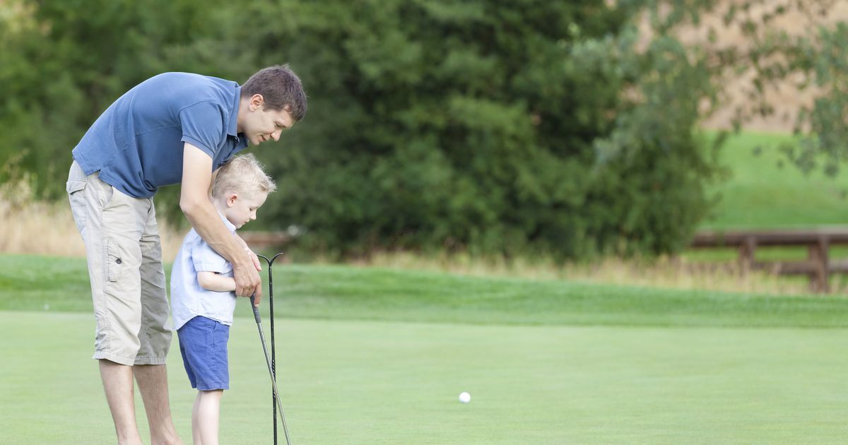 De bedste måder at lære din 4-årige søn at spille golf på