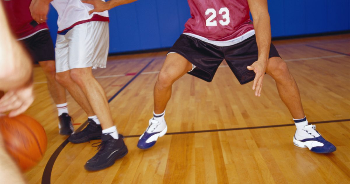 Czy gracz koszykówki może wyjść poza granice i wrócić do gry i dotknąć piłki?