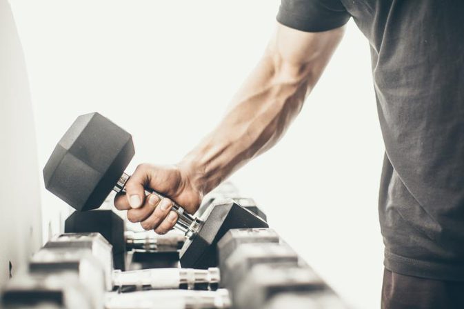 क्या आप अपने कंधे को व्यापक होने से रोकने के लिए व्यायाम कर सकते हैं?