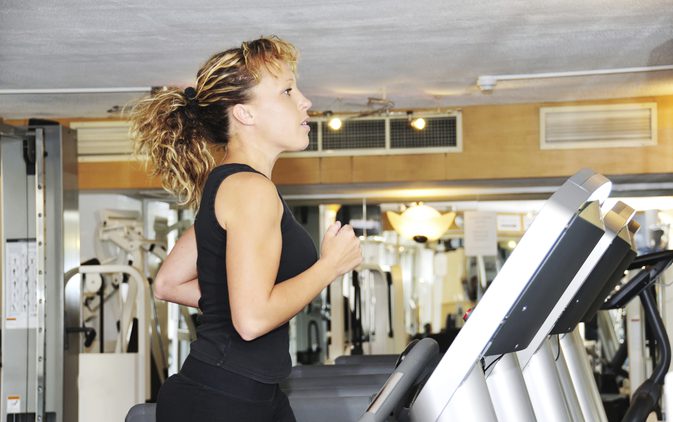 Ali lahko izgubite telesno težo s 40-minutno treningno tekalno stezo?