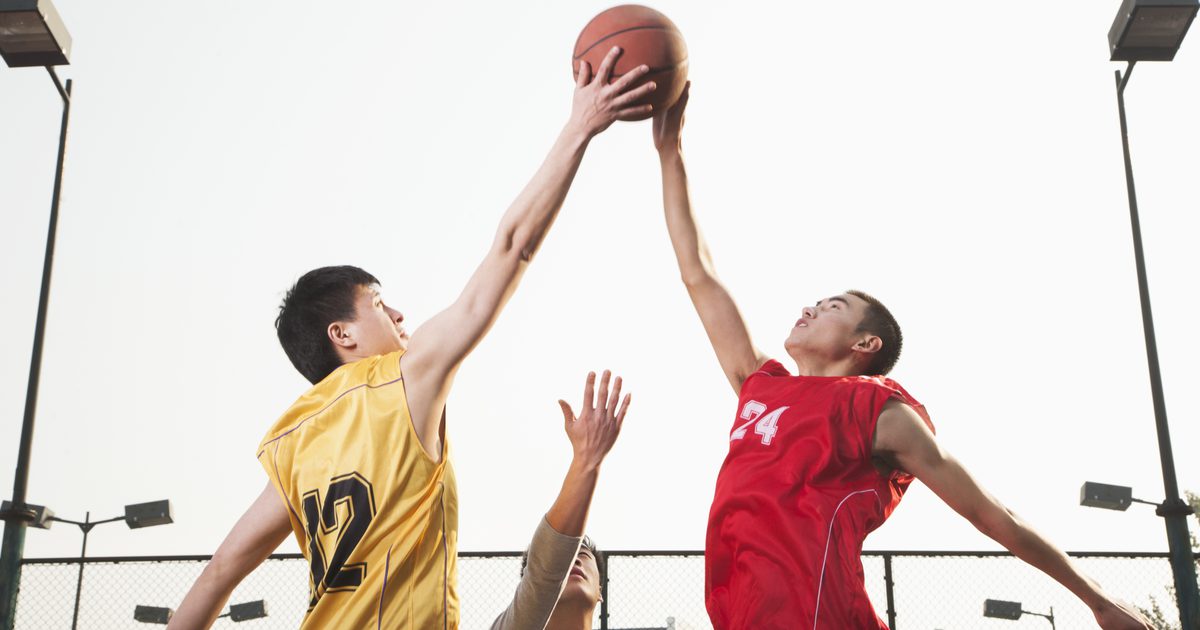 Hráči basketbalu zvedají závaží před nebo po tréninku?