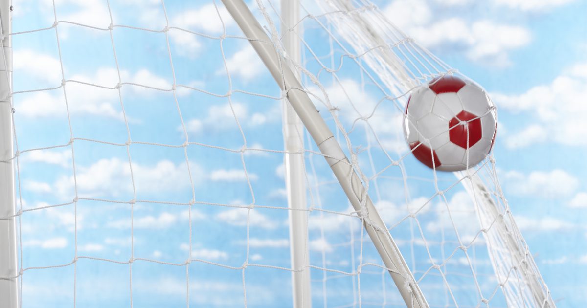Er bolden nødt til at være hele vejen over mållinjen for at score i fodbold?