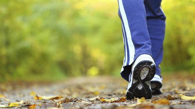 Czy pójście na spacer natychmiast po kolacji pomoże Ci schudnąć?
