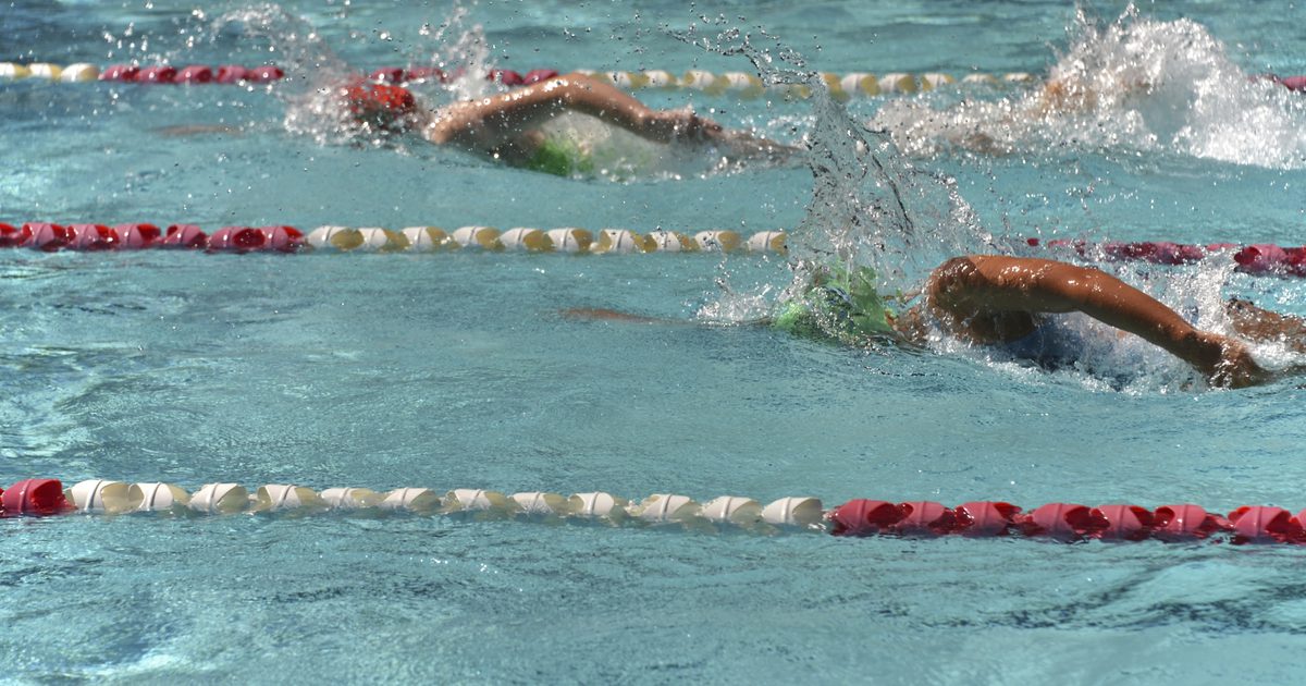 Czy dojrzewanie wpływa na wydajność w pływaniu konkurencyjnym