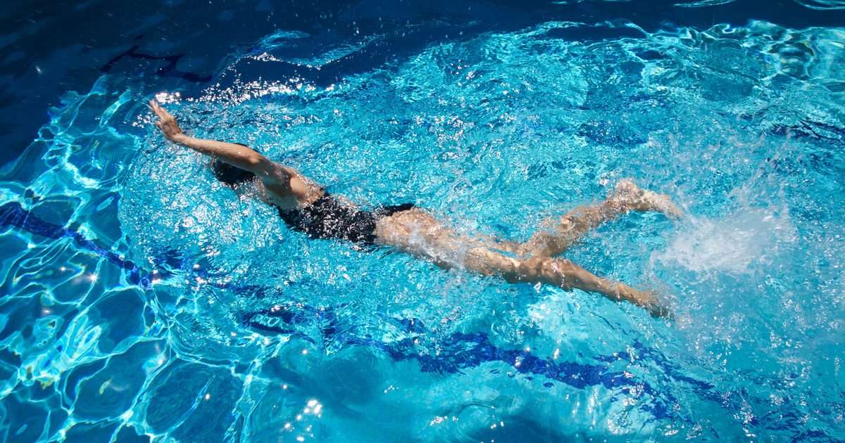 هل تساعد السباحة على فقدان الدهون في البطن؟