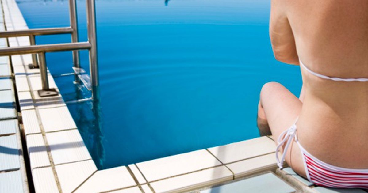 Virkningerne af at tilføje chlor til en skyfri swimmingpool