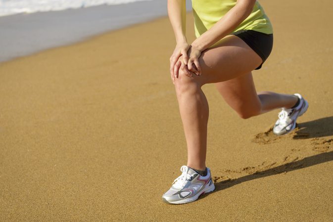 एक कठोर घुटने को ढीला करने में मदद करने के लिए व्यायाम