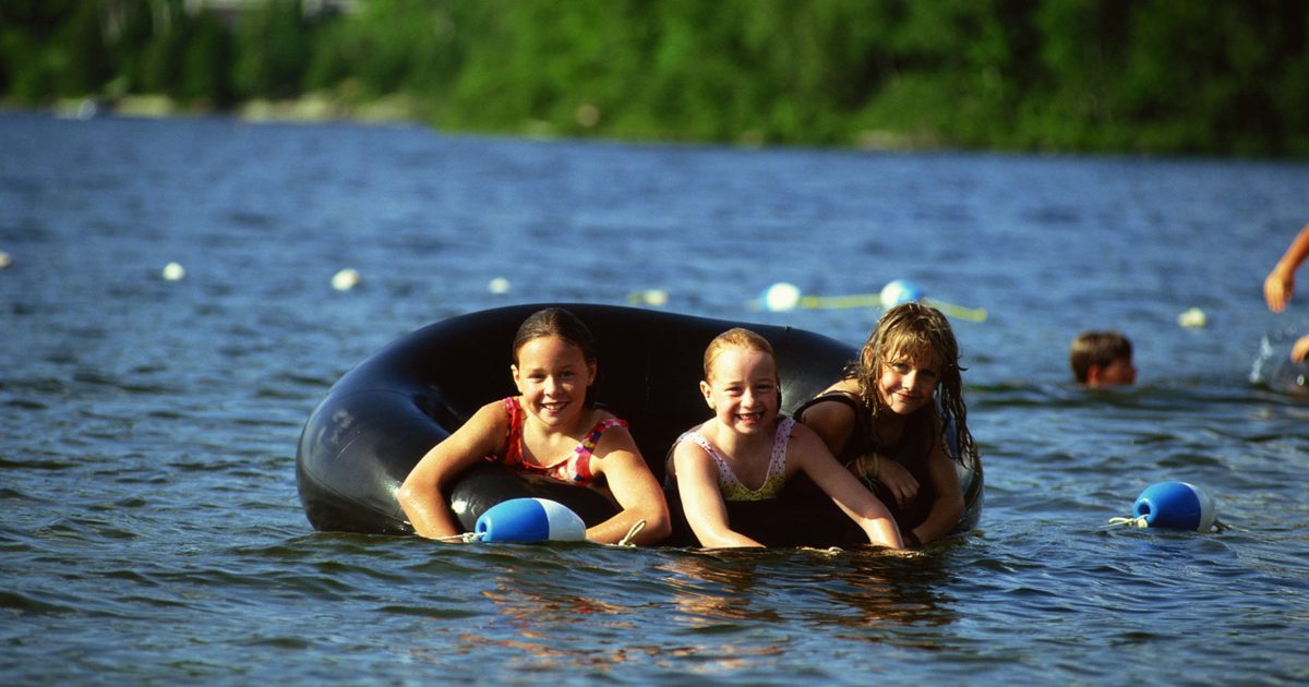 Купаться чистом озере. Дети на озере. Плавать в озере. Дети купаются в реке. Дети купаются в озере.