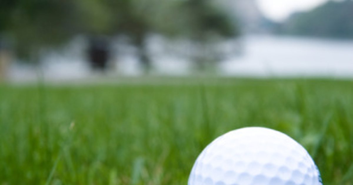 Golfregler Når en praksis-sving treffer ulykken på ballen