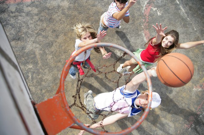 W jaki sposób przepisy ruchu mają zastosowanie do koszykówki?