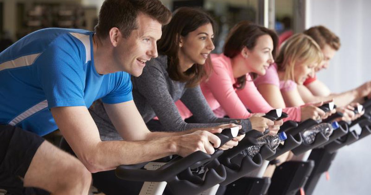 एक व्यायाम बाइक आपके कूल्हों और पेट कैसे टोन करता है?