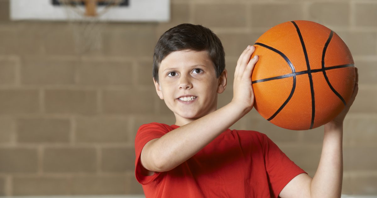 Jak daleko je dětská volná házená v basketbale?