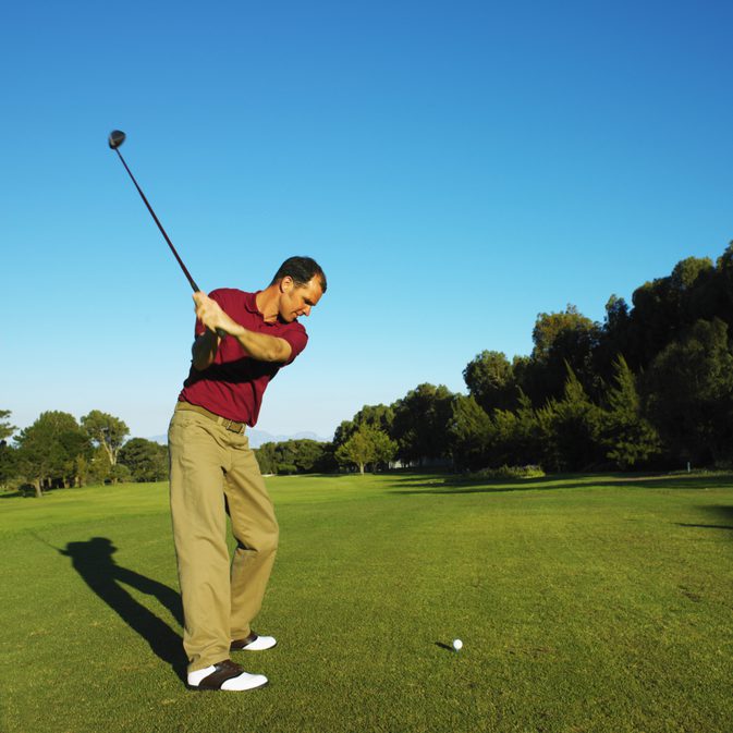 एक गोल्फ बैकस्विंग के दौरान सही कोहनी के पीछे दाहिने कोहनी के पीछे कितना दूर जाना चाहिए?