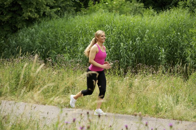 ما مدى سرعة فقدان الوزن عن طريق المشي أو الجري 4 أميال في اليوم؟