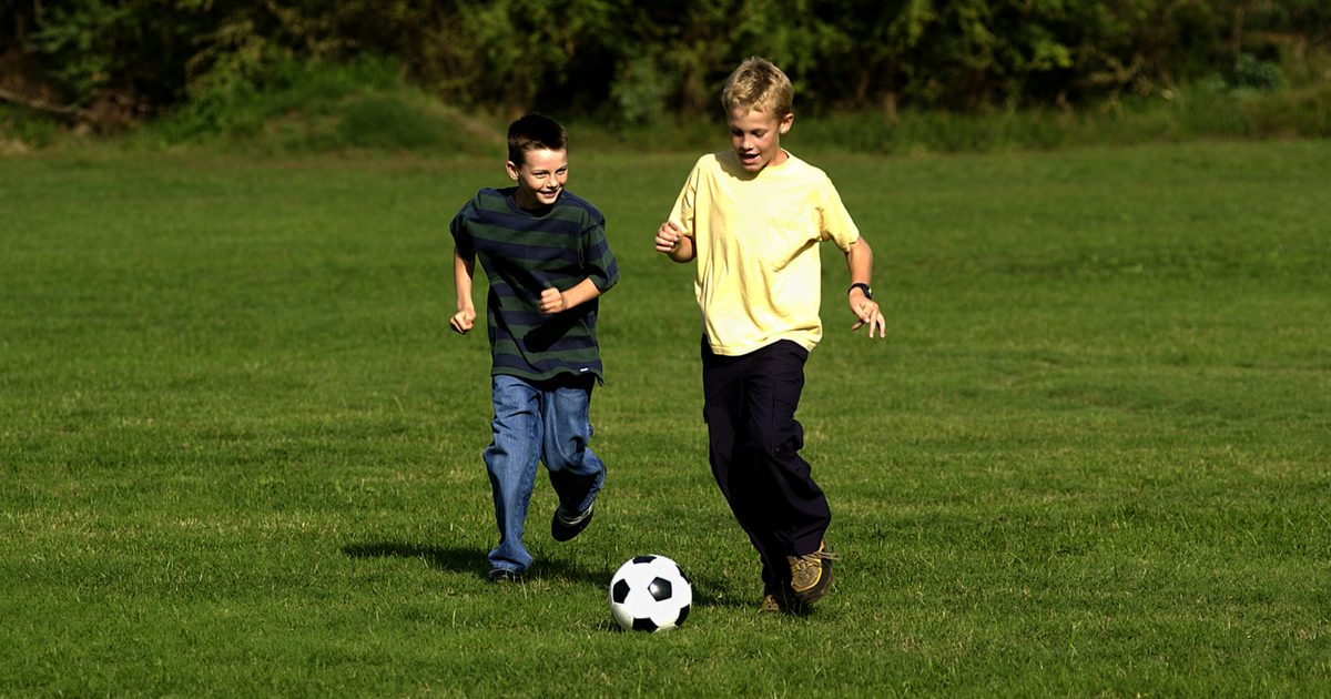 Hvordan børn skal sparke en fodboldkugle