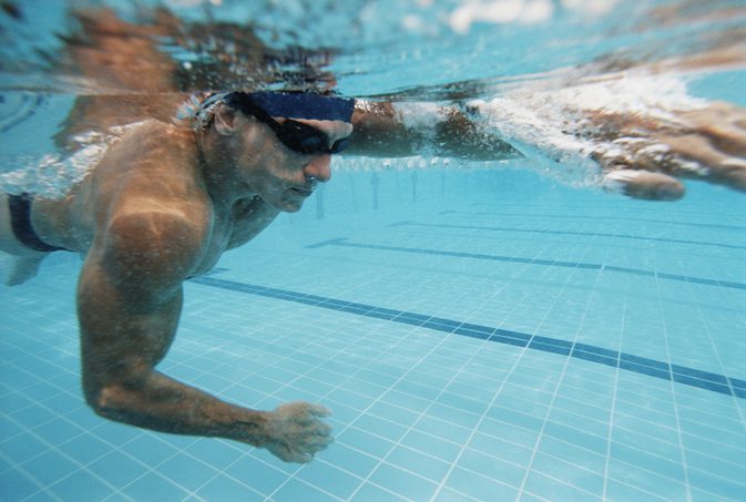 Hvor mange kalorier brændes mens du svømmer?