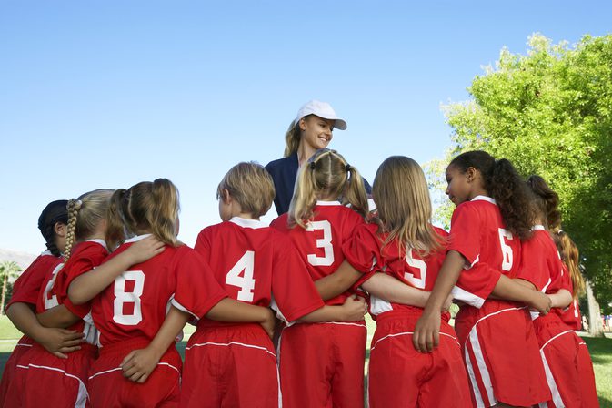 Hvor mange unge deltager i sport i USA?