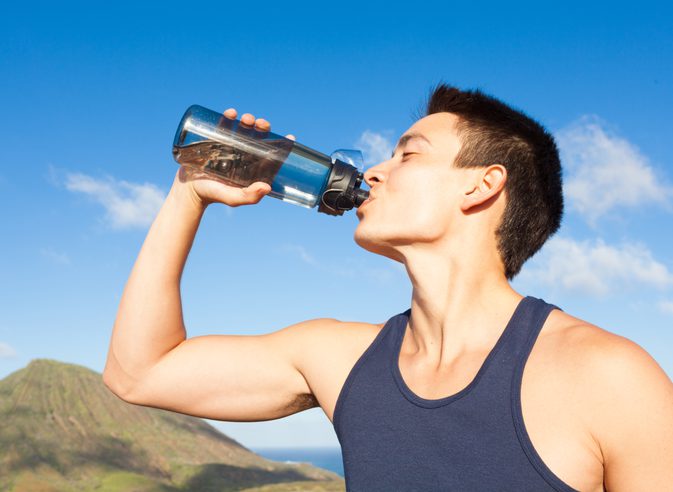 Hvor meget vand skal atleter drikke?