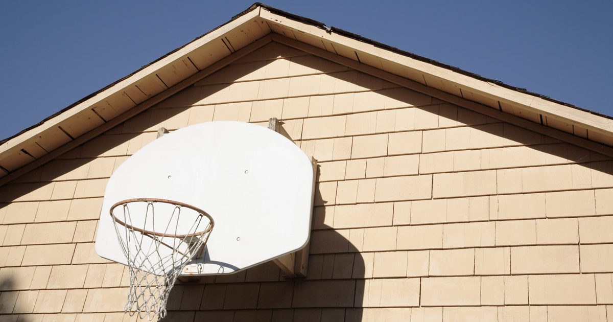 Как да прикрепите баскетболен борд на стена