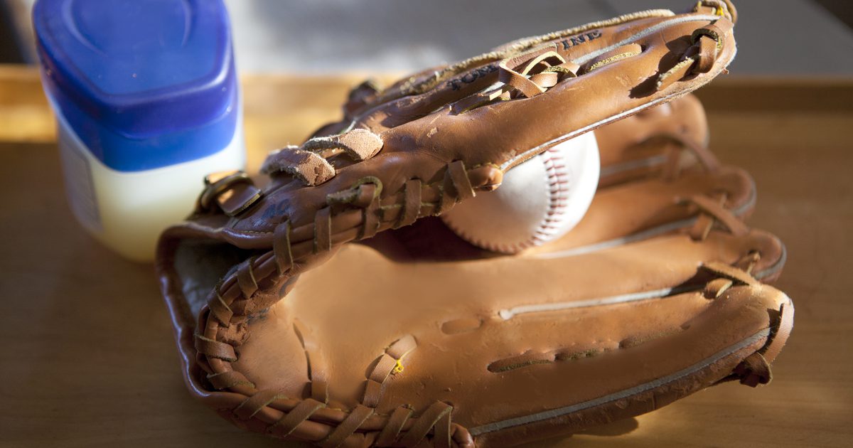 Как да се разпадне в бейзболна ръкавица с помощта на вазелин
