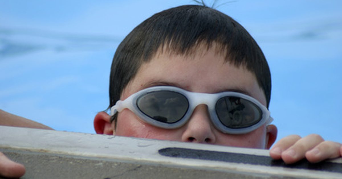 كيفية اختيار نظارات السباحة