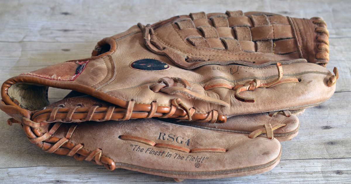 Sådan rengøres en støbt læder baseballhandske