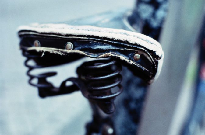 Как исправить разорванное велосипедное сиденье