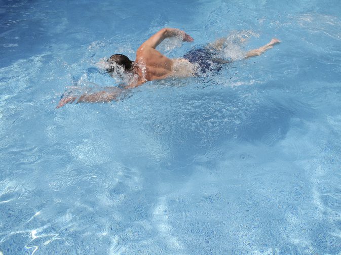 Jak zlepšit flutter kick ve freestyle plavání