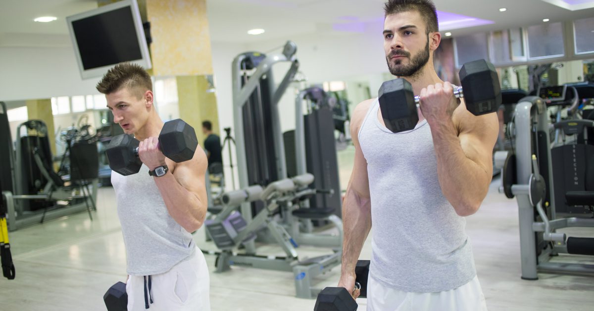 Hoe Biceps grootte te vergroten met halters