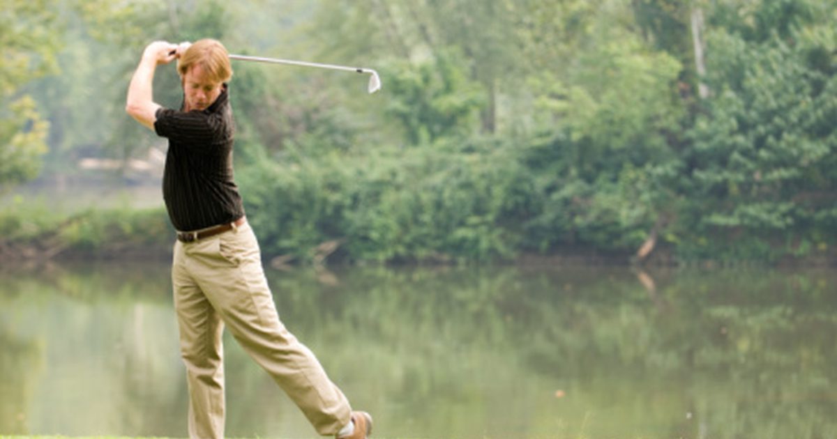 Hur man håller den högra armbågen intill under golfsvängningen