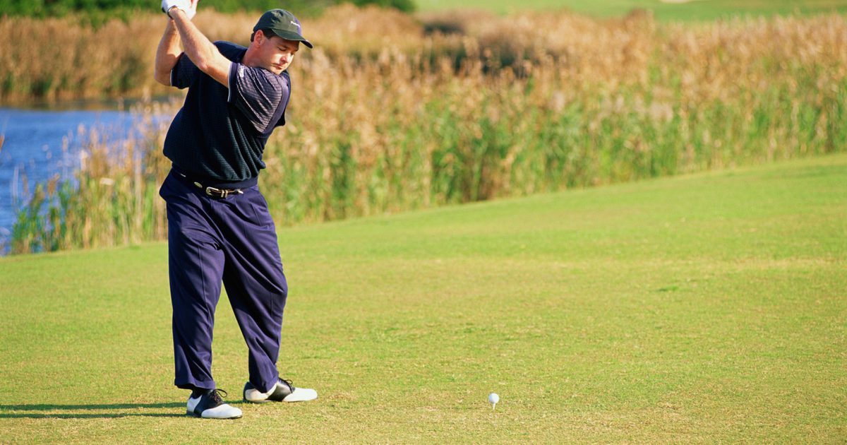 Kako obdržati orožje pred vašim prsnim košem na igrišču za golf