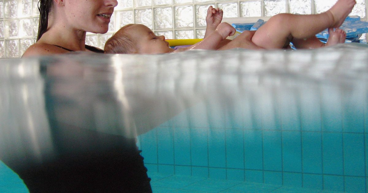 Sådan forbereder du et spædbarn til en svømningsklasse