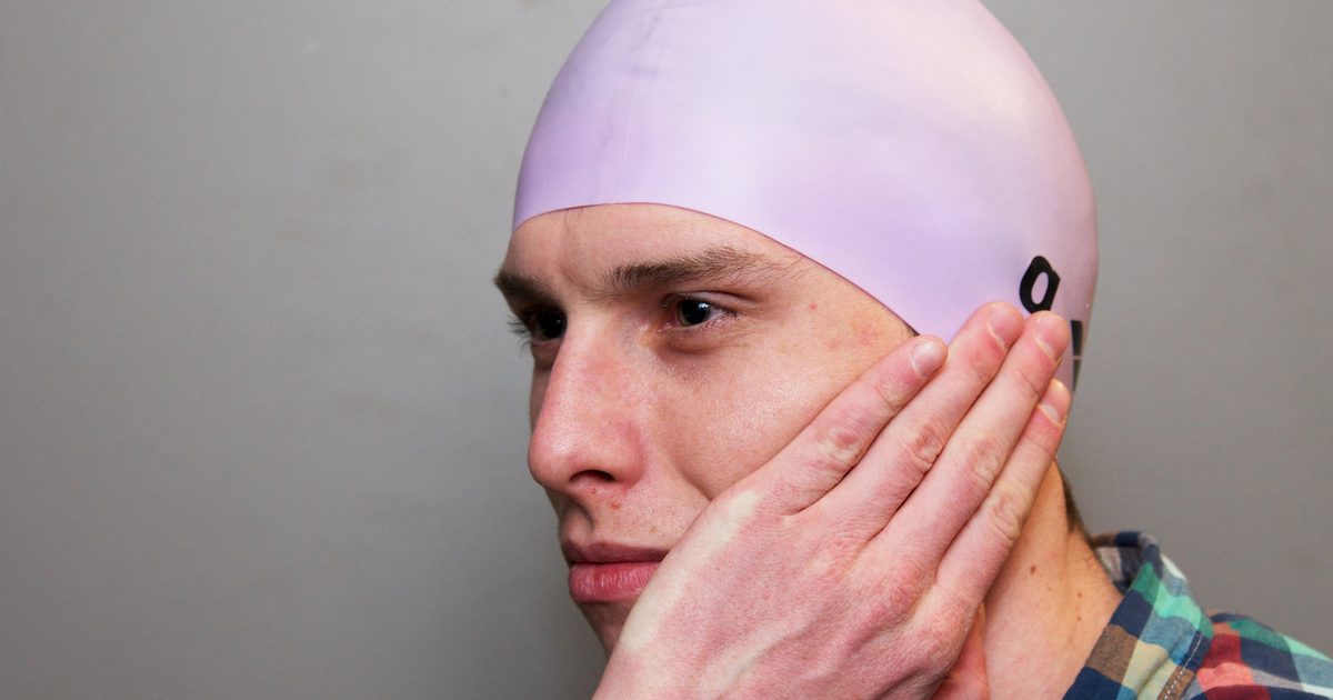 Wie man Ohren mit einer Schwimmen-Kappe schützt