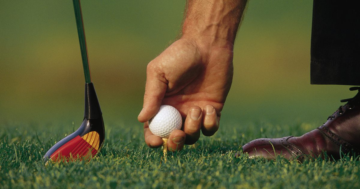 Как да спрете да удряте топката за голф на пръста на клубния мач