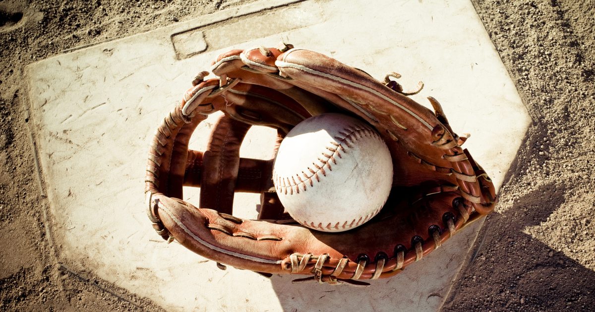 Hvordan kaste en skrueball og kurvekule i softball