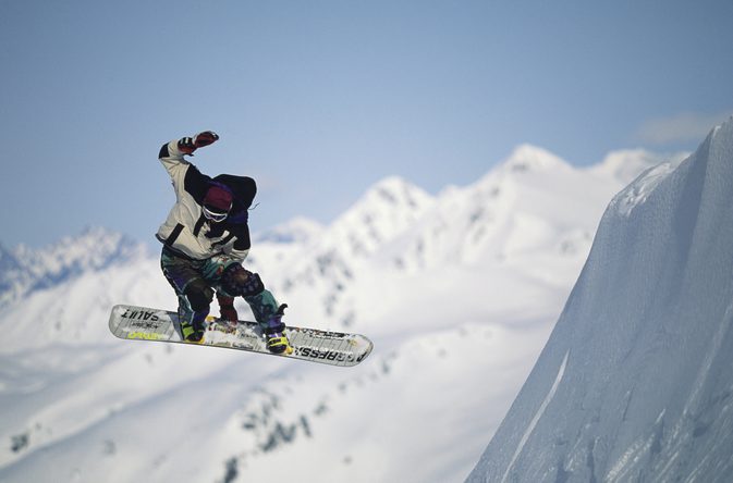 Ako používať zavesovacie háčiky na snowboardových nohaviciach