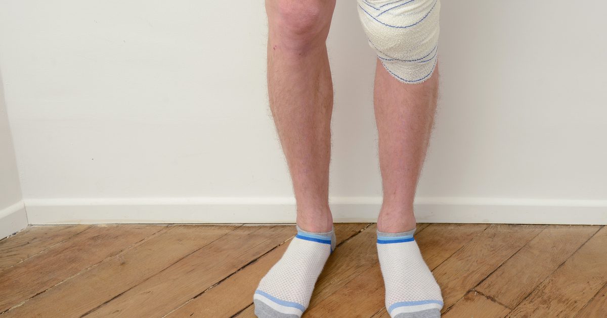 Hoe een knie te wikkelen met atletische tape