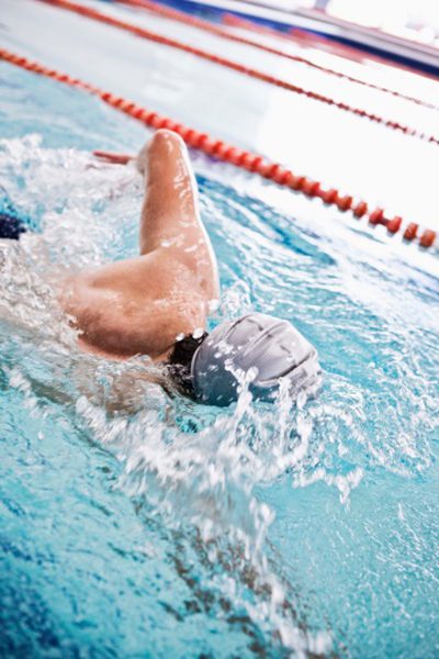 هل السباحة مناسبة للتهاب الأوتار في القدم؟