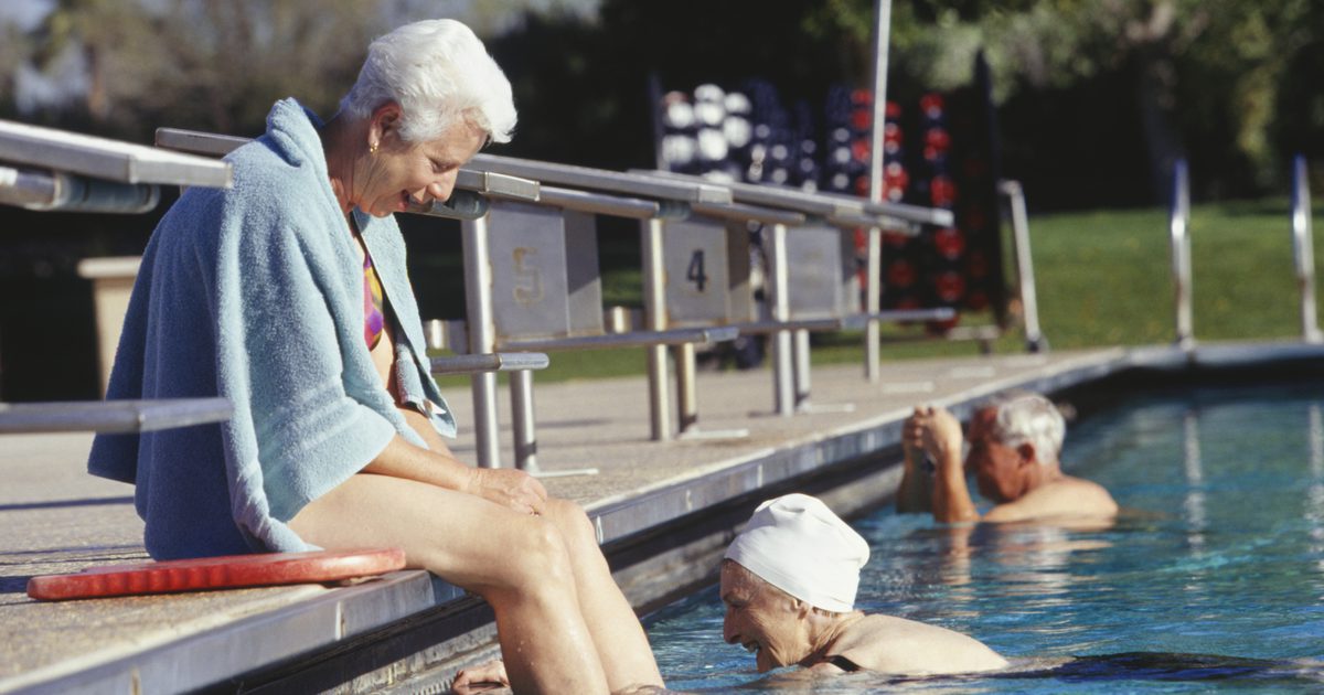 Pool övningar för seniorer
