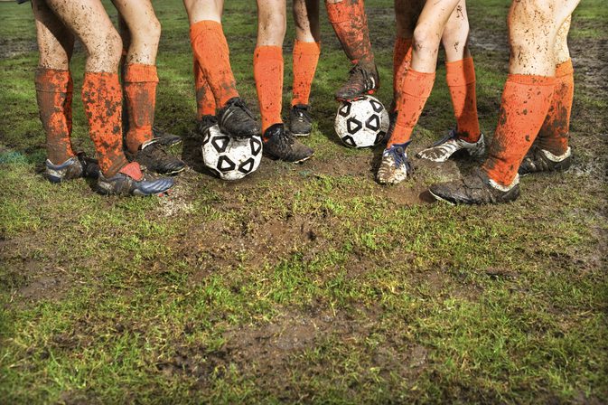 De juiste manier om voetbalscheenbeschermers te dragen met sokken