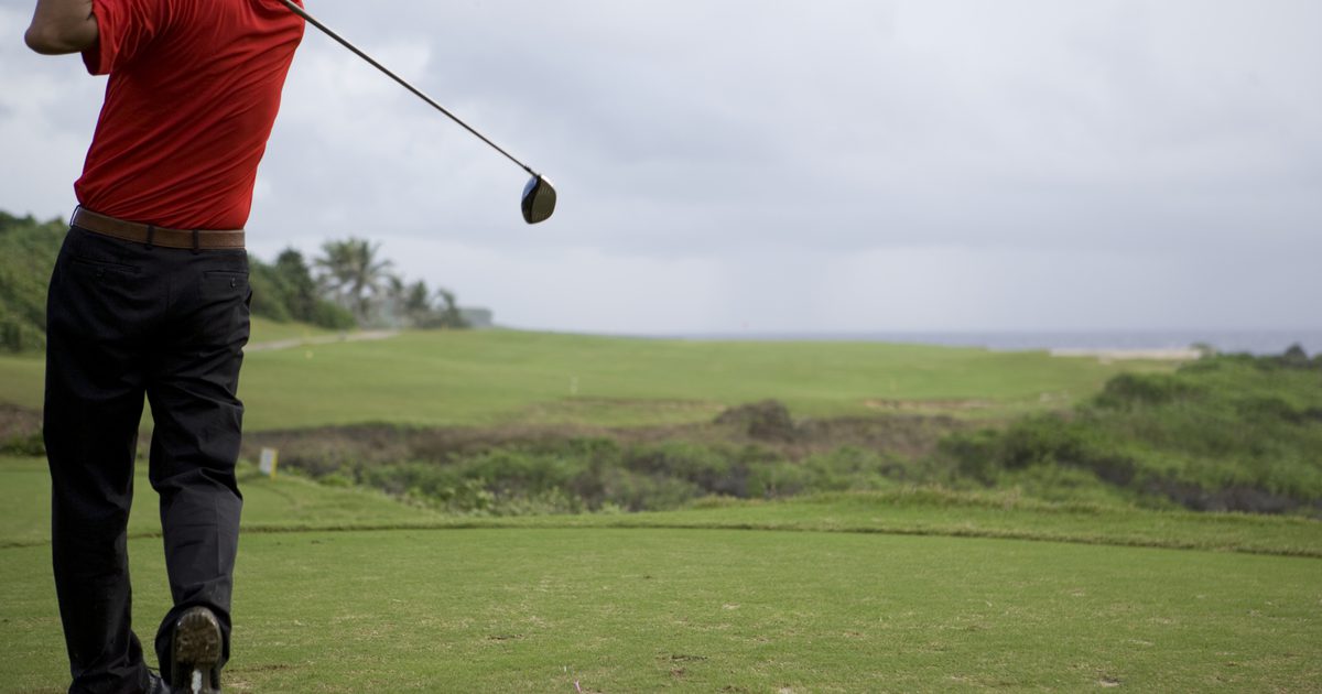 Mal by sa ľavá noha narovnať na downswing v golfu?