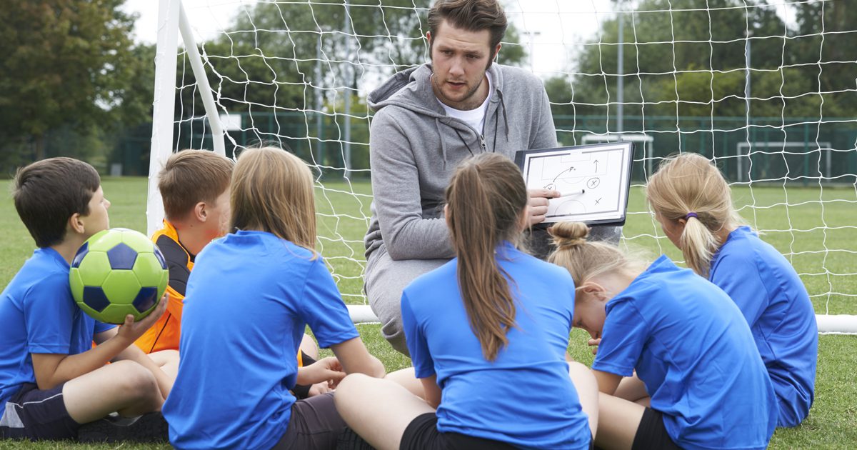 Wskazówki dla trenerów piłkarskich dla dzieci w wieku od 10 do 12 lat