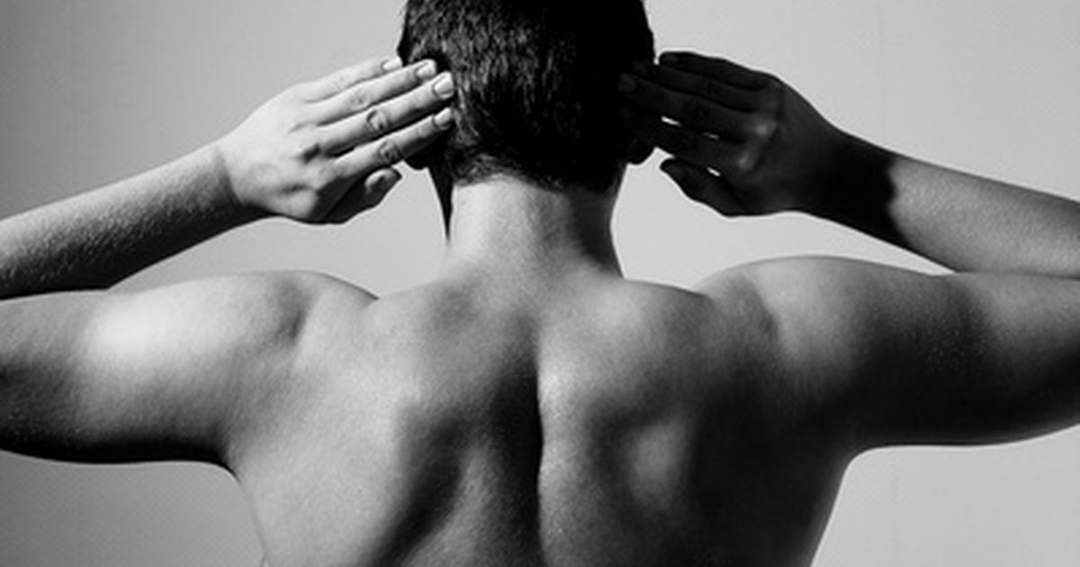 Rekt zich uit om een ​​stijve rug, schouders en nek losser te maken