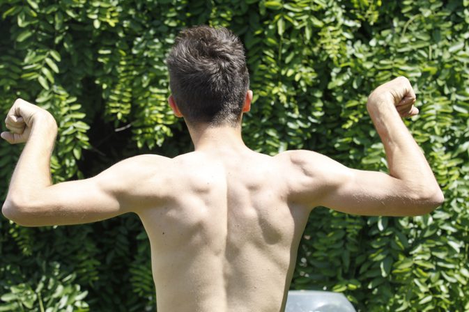 Ti trinn for en tenåringsgutt å bli muskuløs