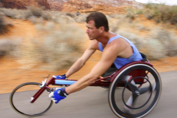 Cvičenie na invalidnom vozíku na hornom tele