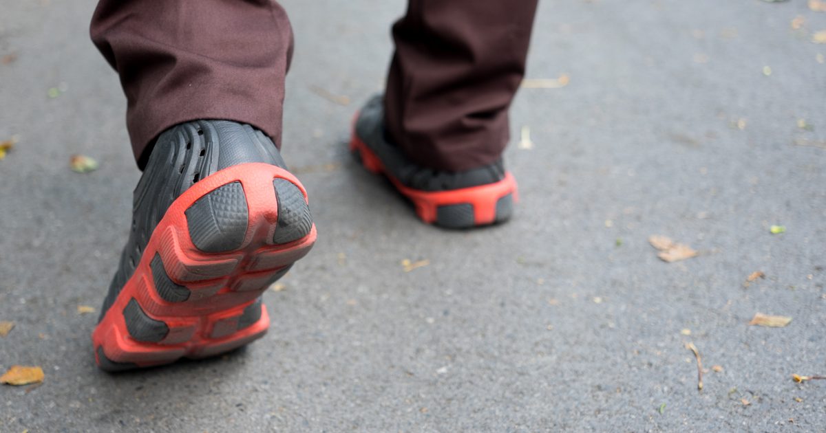 Walking čevlji in bolečine v nogi